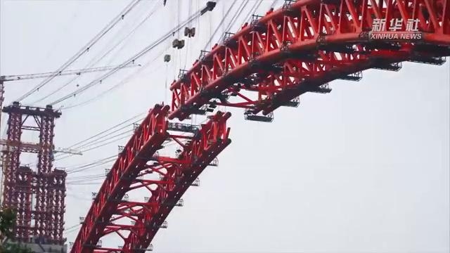 Монтаж 504-метровой арки моста в Гуйчжоу